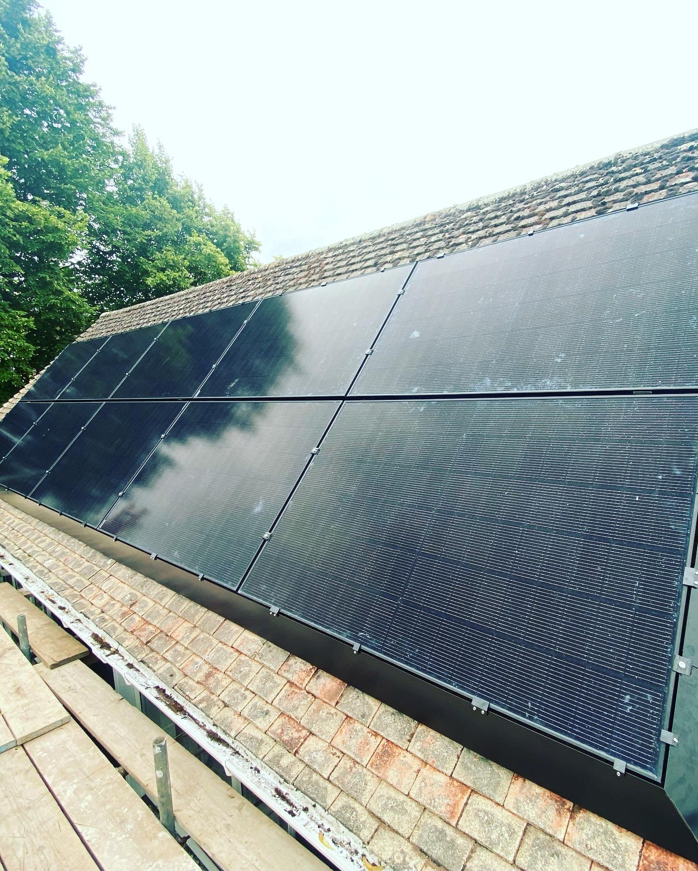 Rooftop solar array with optimized panel positioning for UK climate
